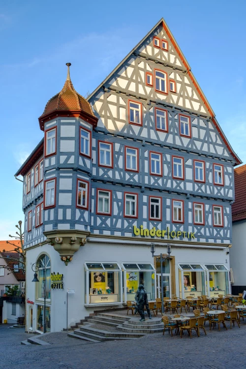 Traditionelles Fachwerkhaus mit rot-weißen Streifen und einem Schild mit der Aufschrift 'Villinger'.