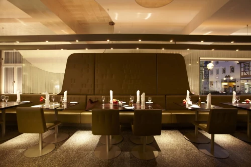 Ein stilvolles Restaurant mit eleganten Tischen und Sitzgelegenheiten. (KI generiert)