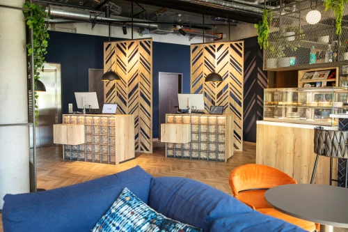 Moderner Empfangsbereich mit Holz- und Glasdesign, zwei Schaltern, Sitzgelegenheiten und Pflanzen. (KI generiert)