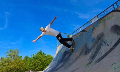 Skateboarder in weißem T-Shirt und Hut auf einer Halfpipe in Waiblingen.
