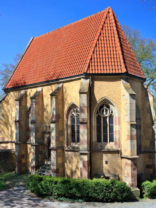 Nonnenkirchle in Waiblingen mit rotem Ziegeldach und gotischen Fenstern.