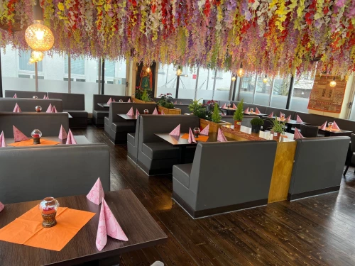 Ein stilvolles Restaurant mit farbenfrohen Dekorationen und gemütlichen Sitzbereichen. (KI generiert)