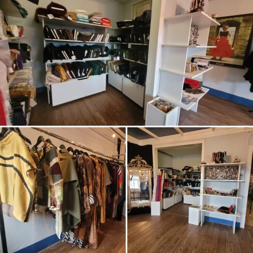 Ein Kleiderladen mit verschiedenen Kleidungsstücken und Accessoires auf Regalen und Kleiderstangen. (KI generiert)