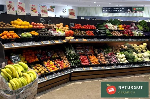 Ein gut sortierter Obst- und Gemüsestand in einem Supermarkt mit frischen Produkten. (KI generiert)