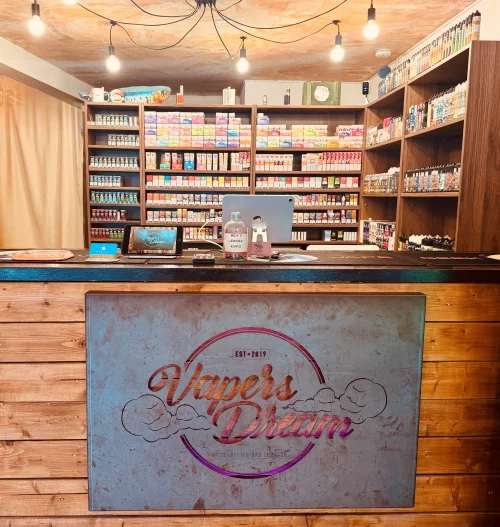 Ein Ladengeschäft mit dem Namen Vapers Dream, das sich auf E-Zigaretten und Liquids spezialisiert hat. (KI generiert)