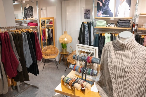 Kleidungsgeschäft mit verschiedenen Kleidungsstücken und Accessoires. (KI generiert)