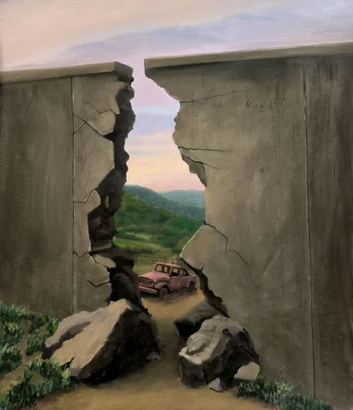Ein Gemälde zeigt eine hohe, graue Mauer mit einem großen Riss in der Mitte. Durch die Öffnung sieht man eine weite Landschaft und ein kleines rosafarbenes Auto. Der Himmel ist weich in Rosa und Blau gehalten. Das Bild verbindet Enge, Zerstörung und einen