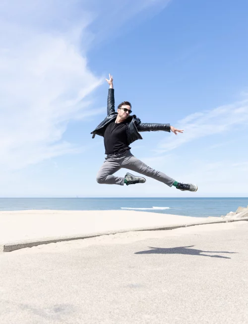 Skateboarder springt in der Luft über eine Rampe bei blauem Himmel. (KI generiert)